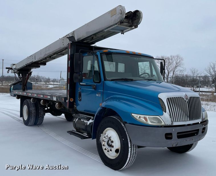 image for item MA9886 2005 International 4200  flatbed truck