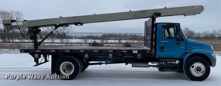 image for item MA9886 2005 International 4200  flatbed truck