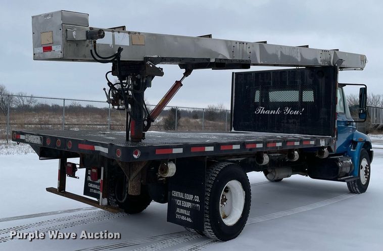 image for item MA9886 2005 International 4200  flatbed truck