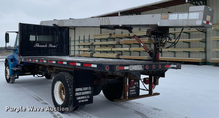 image for item MA9886 2005 International 4200  flatbed truck
