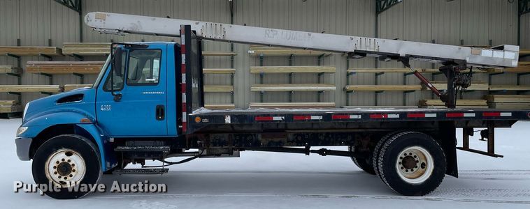 image for item MA9886 2005 International 4200  flatbed truck