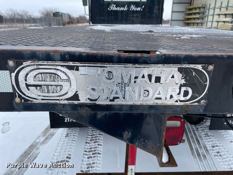 image for item MA9886 2005 International 4200  flatbed truck