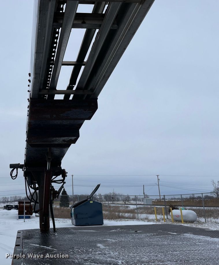 image for item MA9886 2005 International 4200  flatbed truck