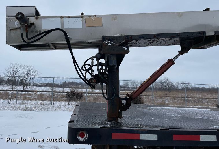 image for item MA9886 2005 International 4200  flatbed truck