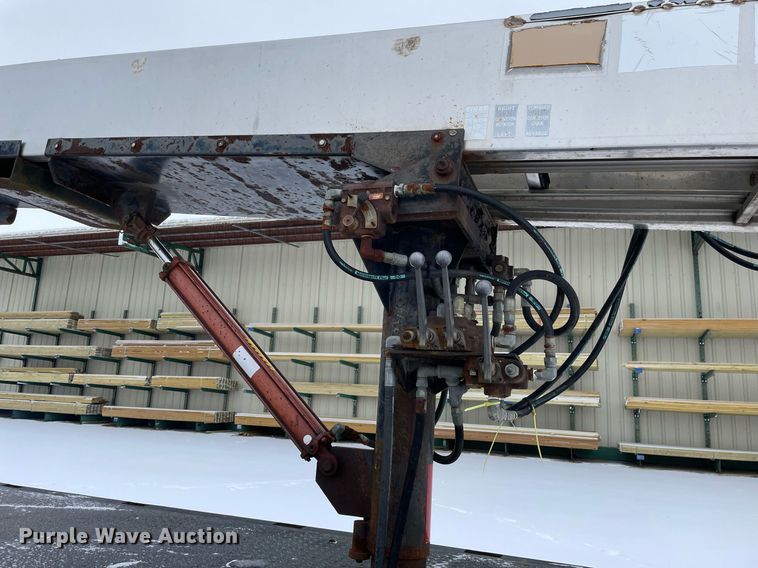 image for item MA9886 2005 International 4200  flatbed truck