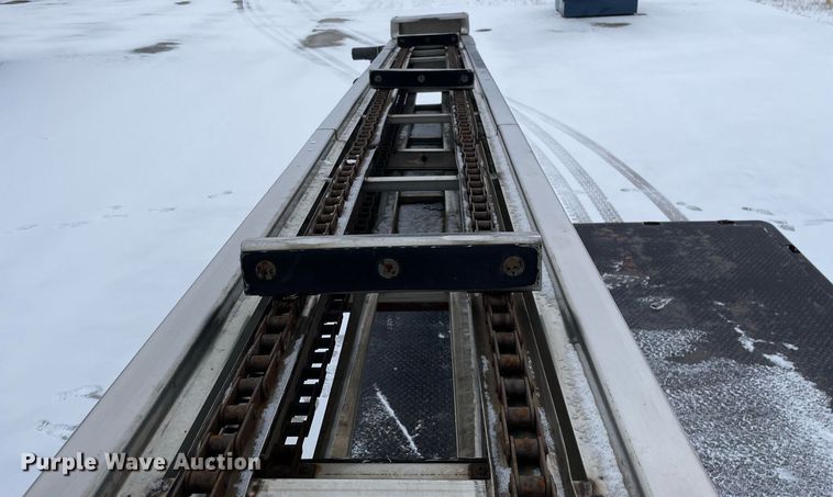 image for item MA9886 2005 International 4200  flatbed truck