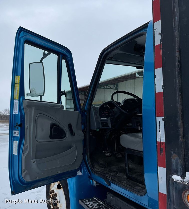 image for item MA9886 2005 International 4200  flatbed truck