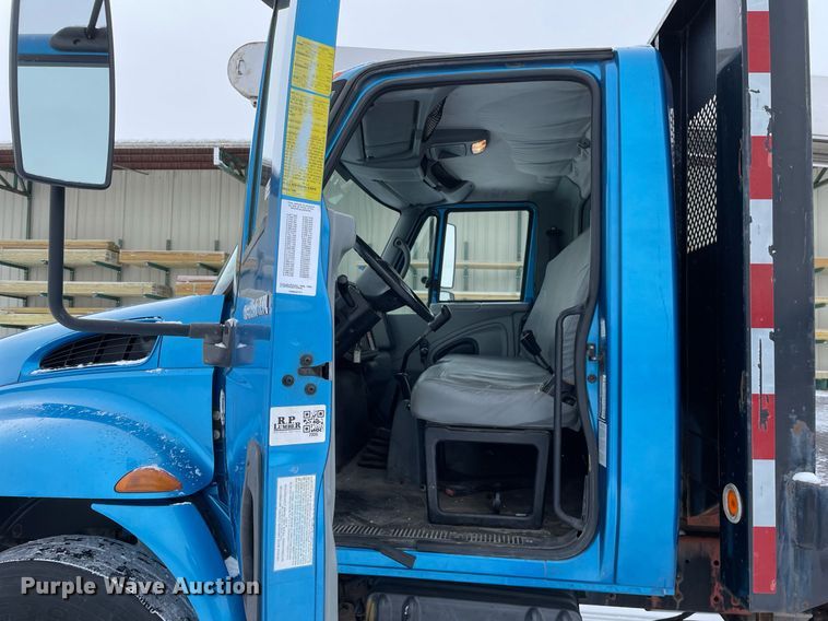 image for item MA9886 2005 International 4200  flatbed truck