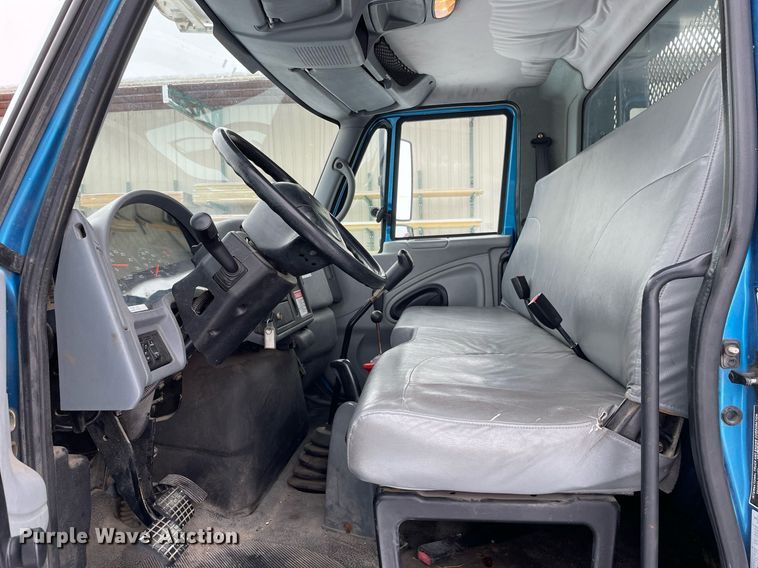 image for item MA9886 2005 International 4200  flatbed truck