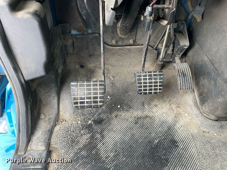 image for item MA9886 2005 International 4200  flatbed truck