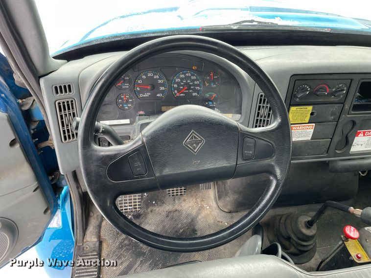 image for item MA9886 2005 International 4200  flatbed truck