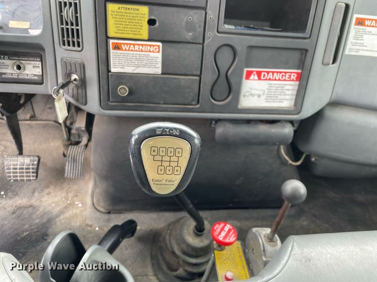 image for item MA9886 2005 International 4200  flatbed truck