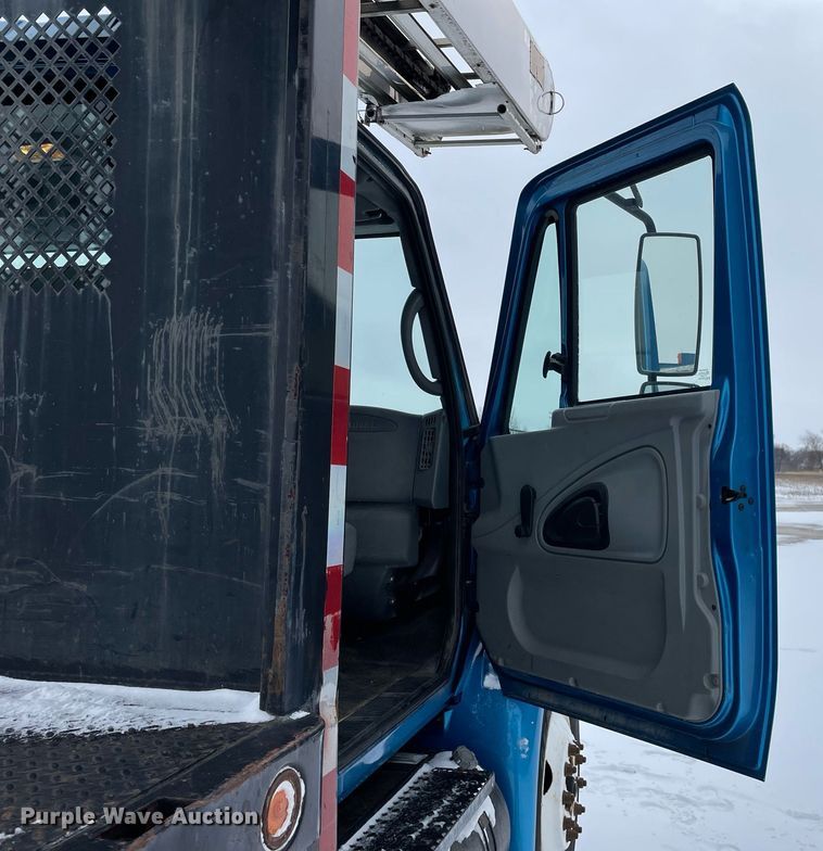 image for item MA9886 2005 International 4200  flatbed truck