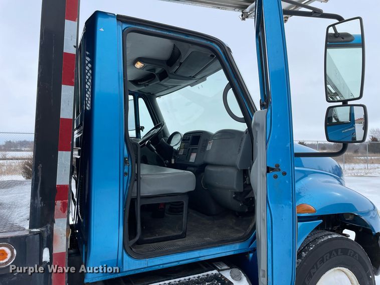 image for item MA9886 2005 International 4200  flatbed truck