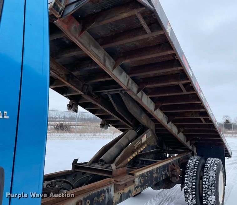 image for item MA9886 2005 International 4200  flatbed truck