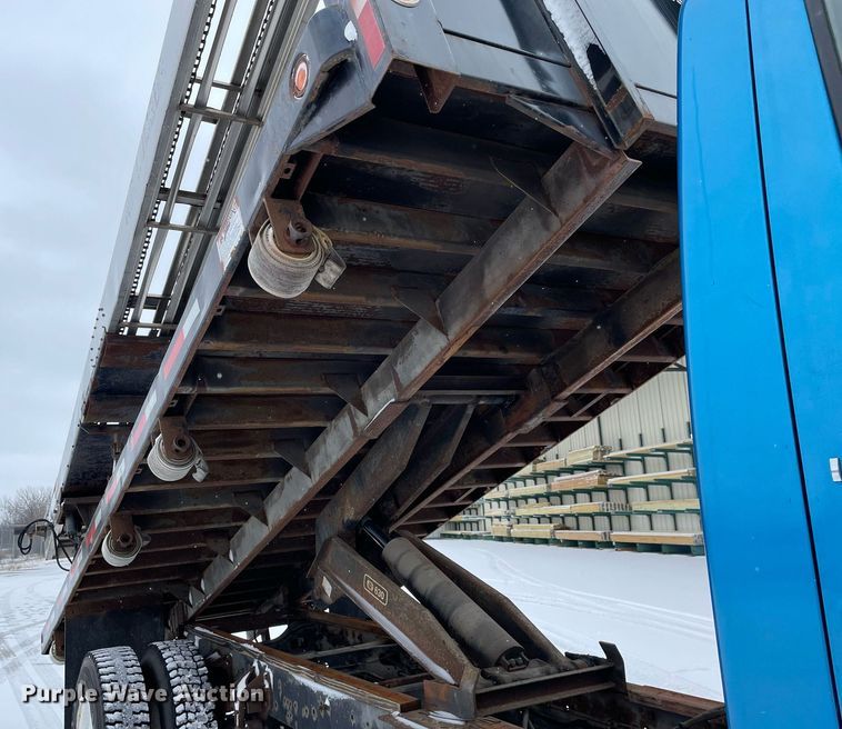 image for item MA9886 2005 International 4200  flatbed truck