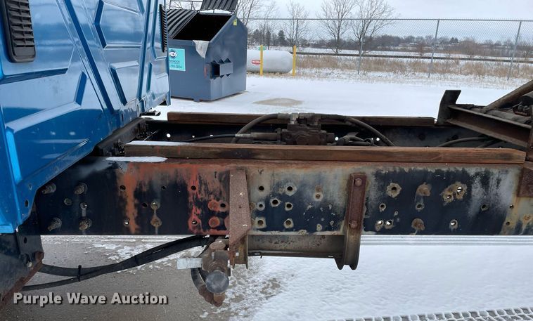 image for item MA9886 2005 International 4200  flatbed truck