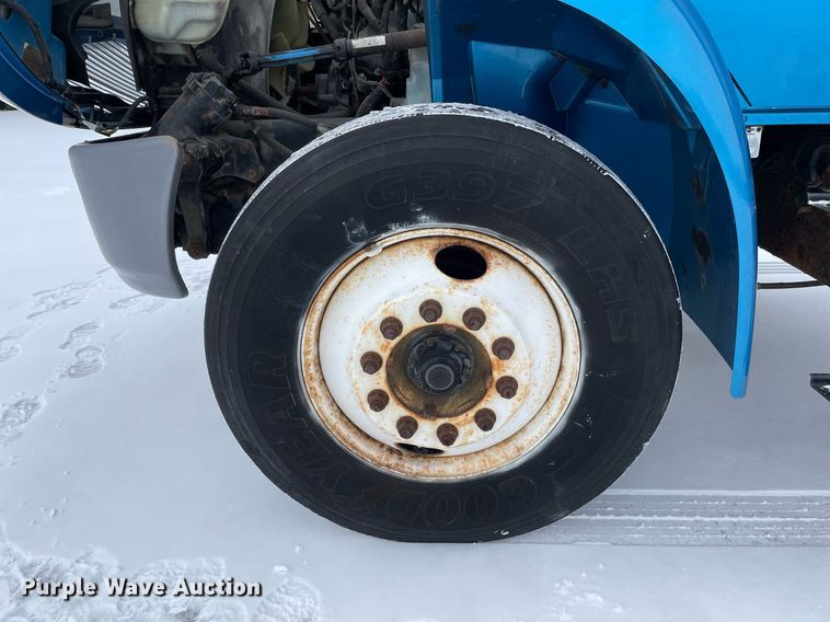 image for item MA9886 2005 International 4200  flatbed truck