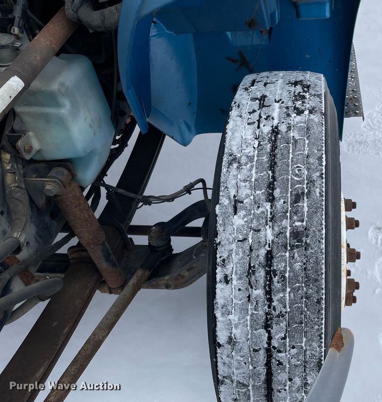 image for item MA9886 2005 International 4200  flatbed truck