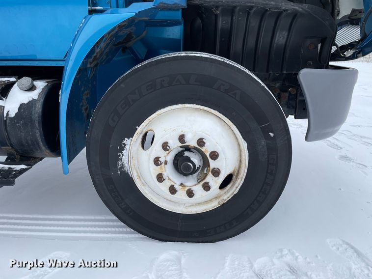 image for item MA9886 2005 International 4200  flatbed truck