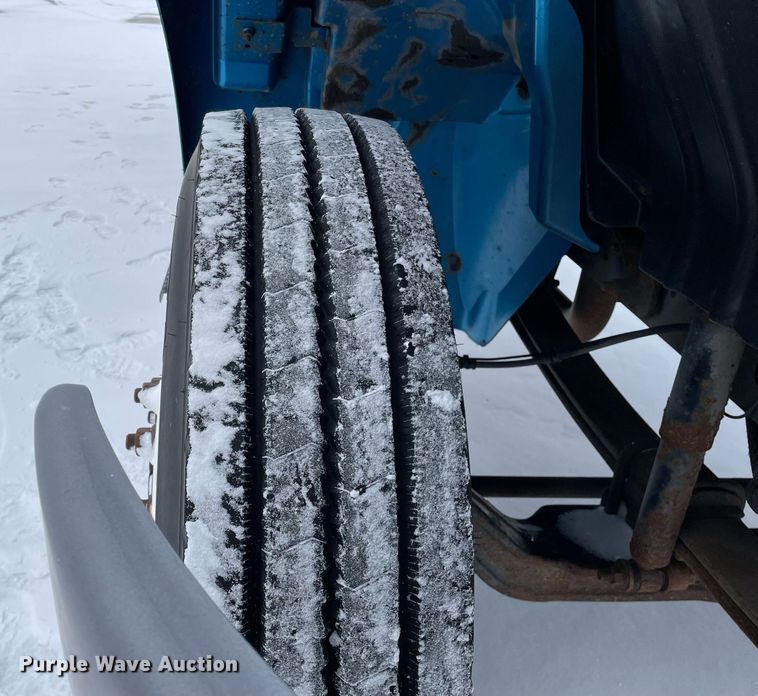 image for item MA9886 2005 International 4200  flatbed truck