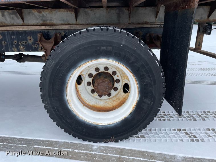 image for item MA9886 2005 International 4200  flatbed truck