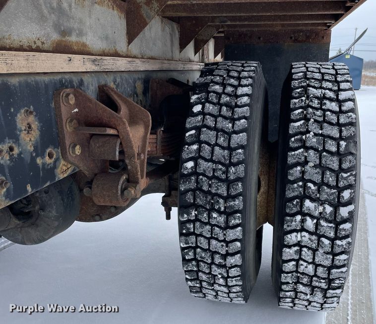 image for item MA9886 2005 International 4200  flatbed truck