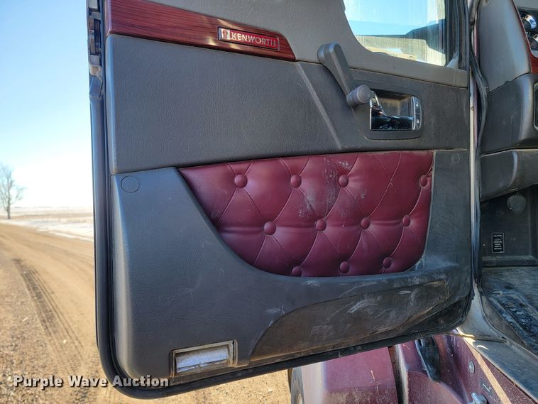 image for item ME9685 2007 Kenworth T600  semi truck