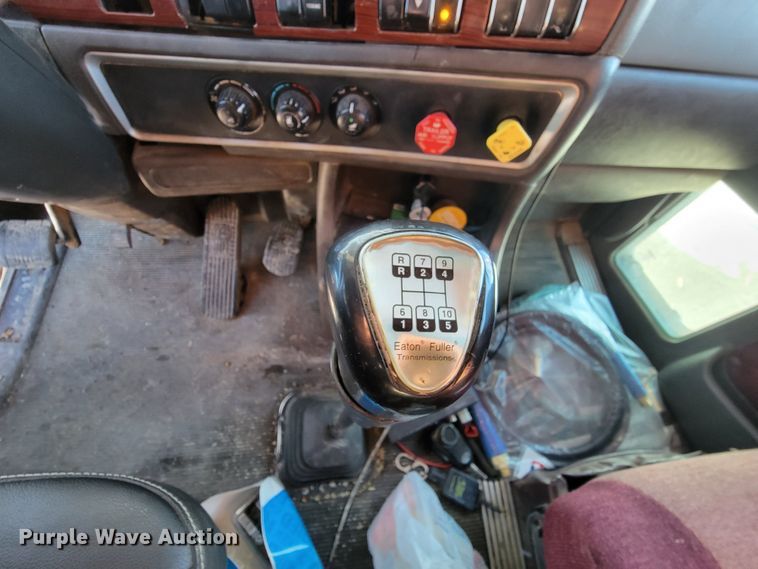 image for item ME9685 2007 Kenworth T600  semi truck