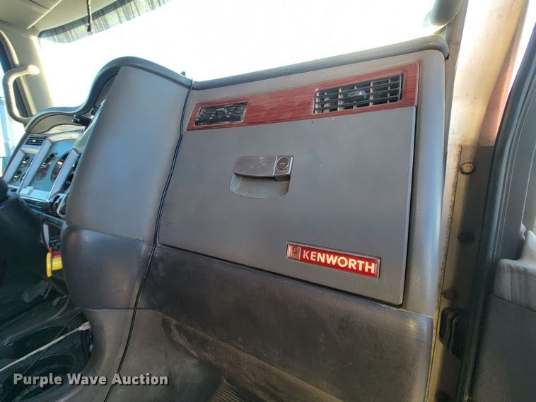 image for item ME9685 2007 Kenworth T600  semi truck