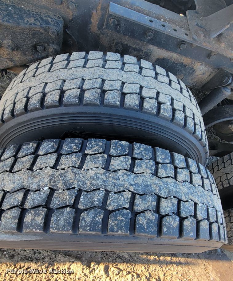 image for item ME9685 2007 Kenworth T600  semi truck