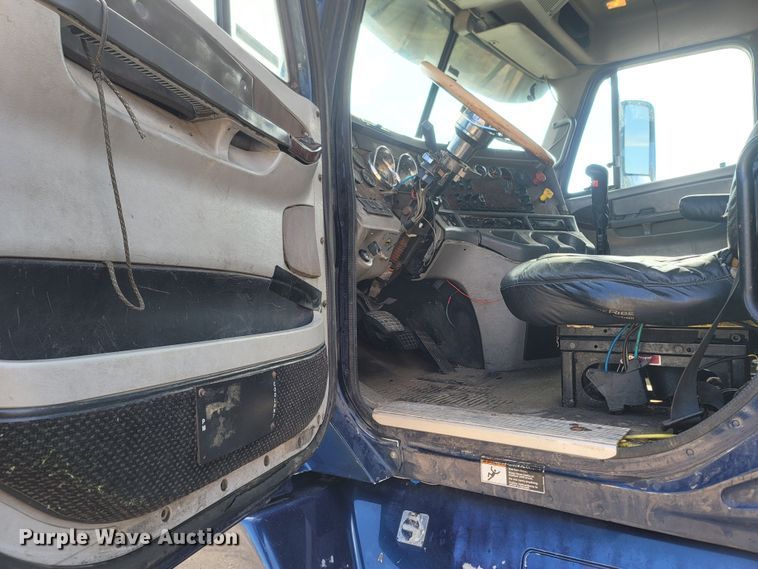 image for item MH9678 2005 Freightliner Century Class ST  semi truck