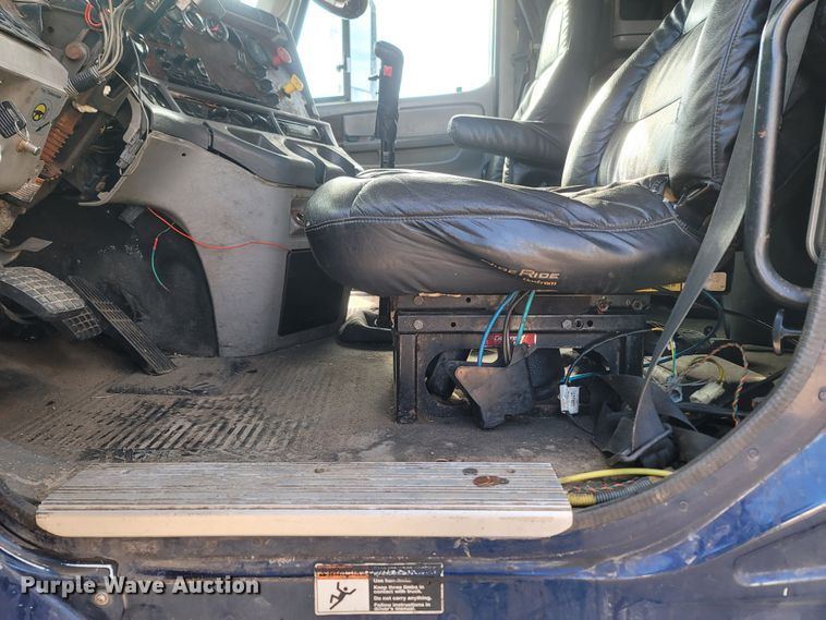 image for item MH9678 2005 Freightliner Century Class ST  semi truck