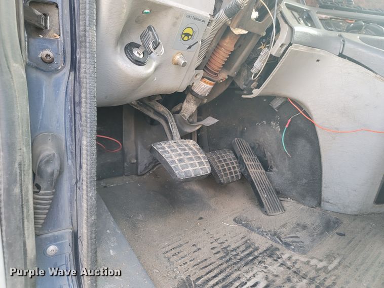 image for item MH9678 2005 Freightliner Century Class ST  semi truck