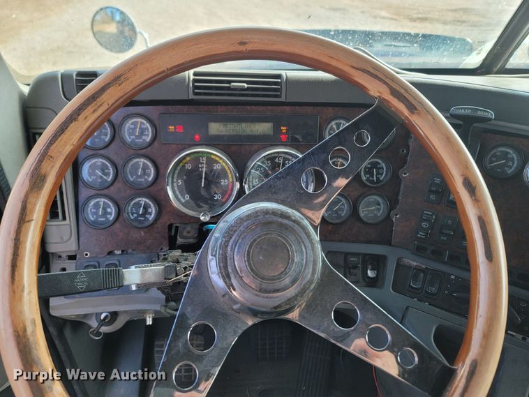 image for item MH9678 2005 Freightliner Century Class ST  semi truck