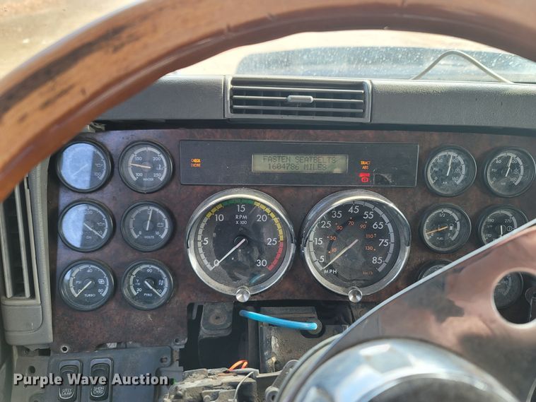 image for item MH9678 2005 Freightliner Century Class ST  semi truck