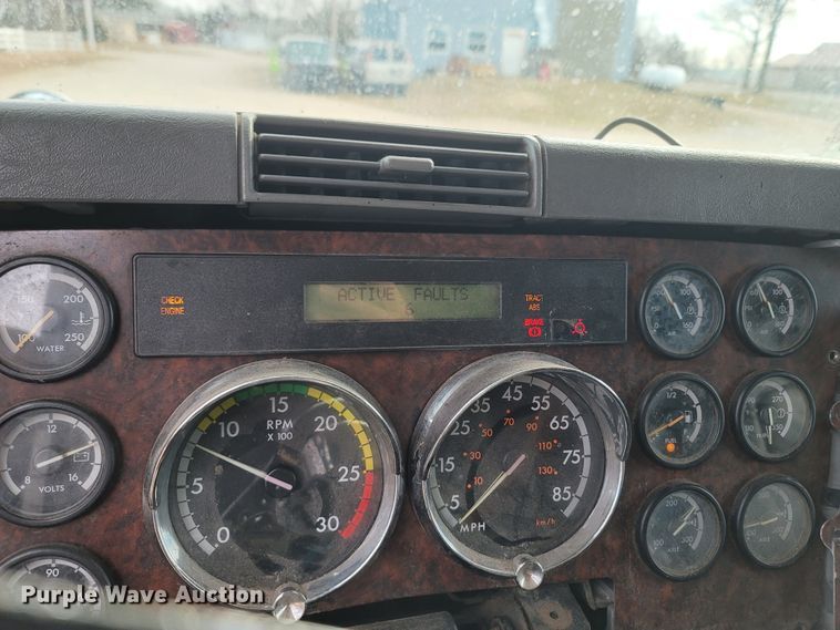 image for item MH9678 2005 Freightliner Century Class ST  semi truck