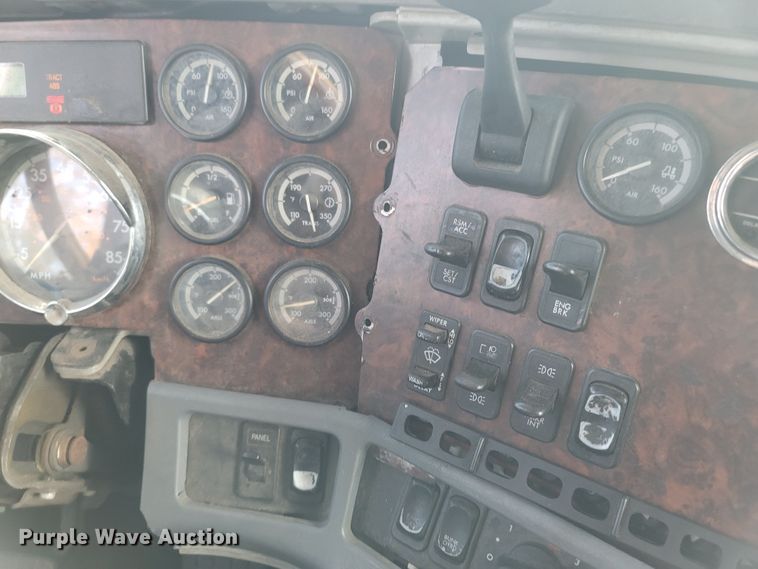 image for item MH9678 2005 Freightliner Century Class ST  semi truck