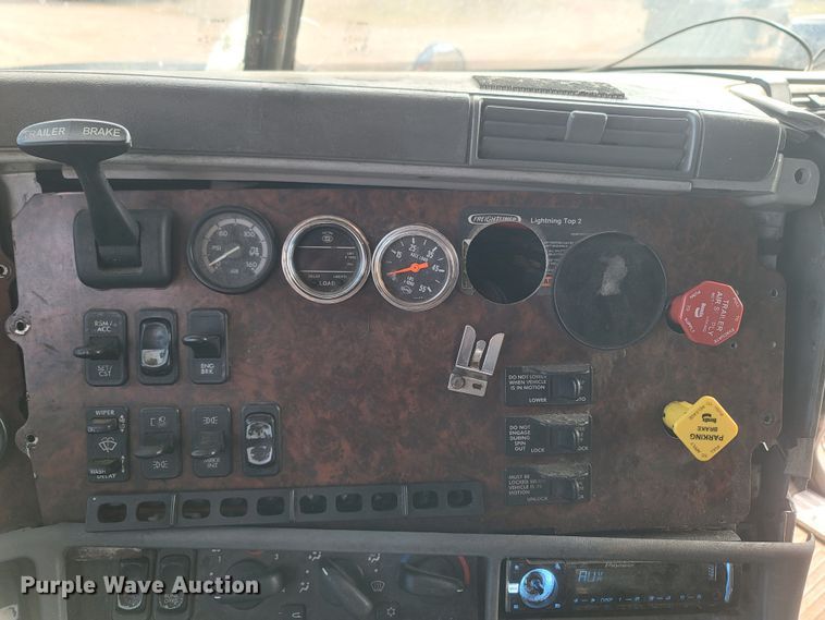 image for item MH9678 2005 Freightliner Century Class ST  semi truck