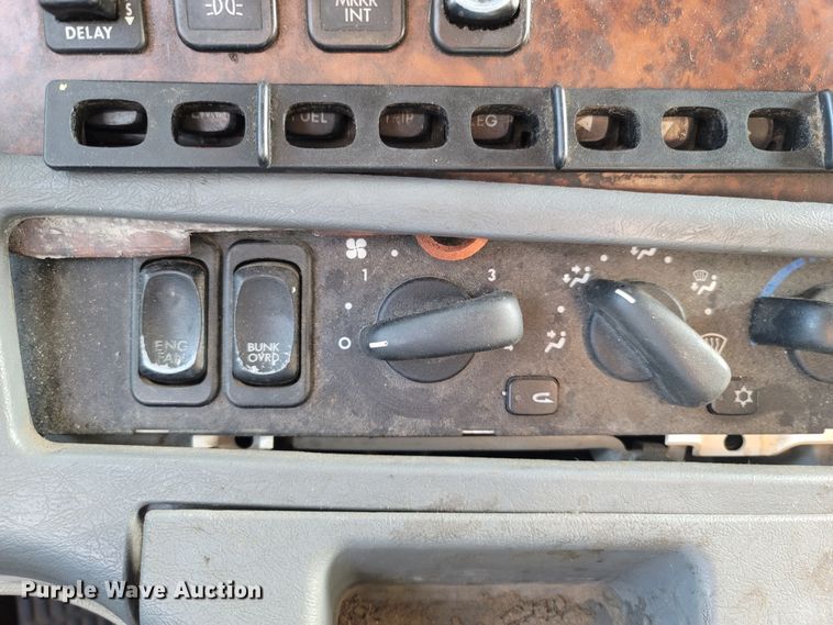 image for item MH9678 2005 Freightliner Century Class ST  semi truck