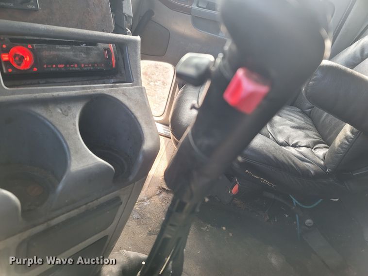 image for item MH9678 2005 Freightliner Century Class ST  semi truck