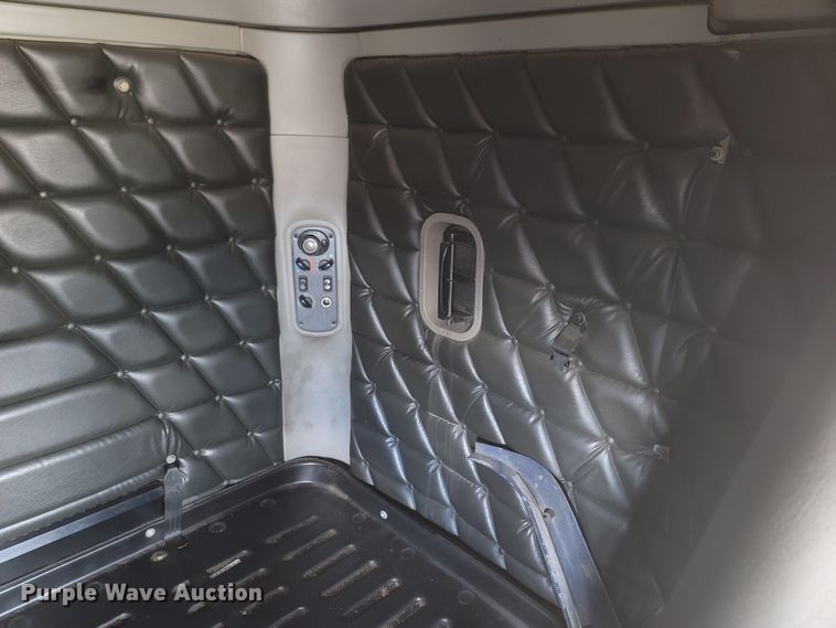 image for item MH9678 2005 Freightliner Century Class ST  semi truck