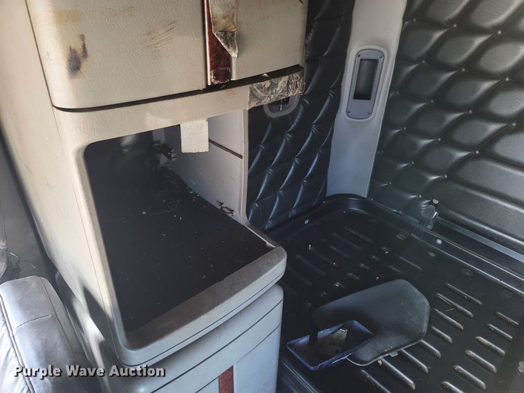 image for item MH9678 2005 Freightliner Century Class ST  semi truck