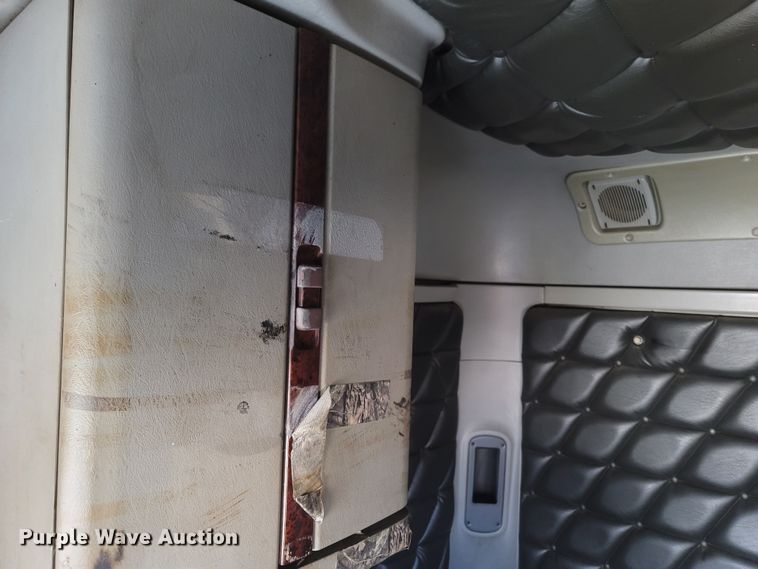 image for item MH9678 2005 Freightliner Century Class ST  semi truck