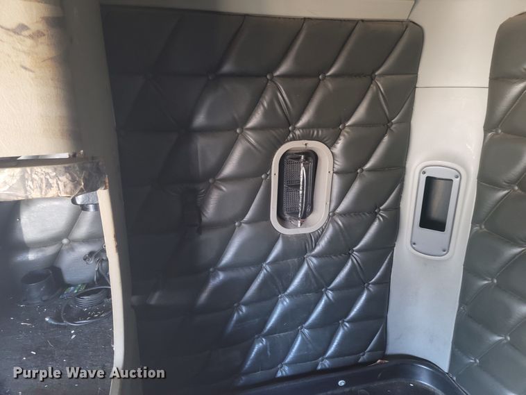 image for item MH9678 2005 Freightliner Century Class ST  semi truck