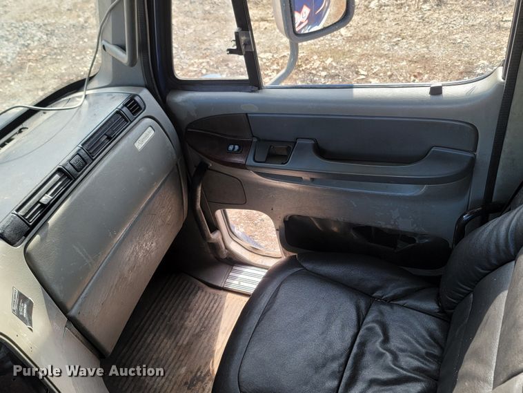 image for item MH9678 2005 Freightliner Century Class ST  semi truck