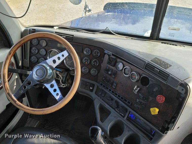 image for item MH9678 2005 Freightliner Century Class ST  semi truck