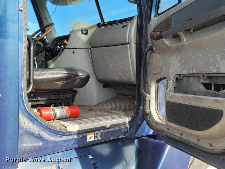 image for item MH9678 2005 Freightliner Century Class ST  semi truck