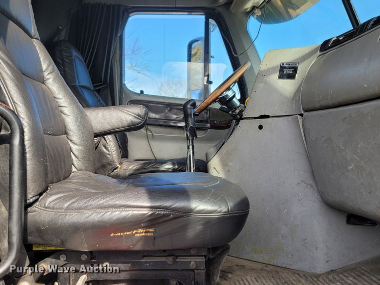 image for item MH9678 2005 Freightliner Century Class ST  semi truck