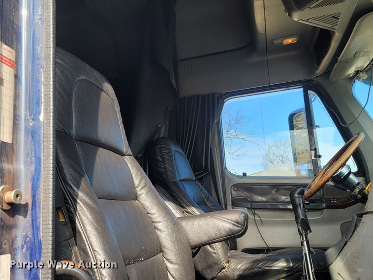 image for item MH9678 2005 Freightliner Century Class ST  semi truck